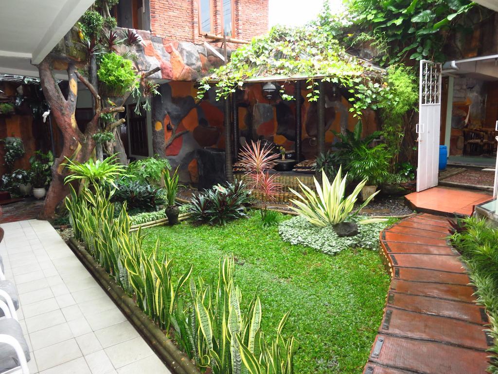 Enny'S Guest House Malang Exterior foto