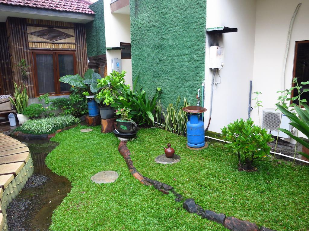 Enny'S Guest House Malang Exterior foto