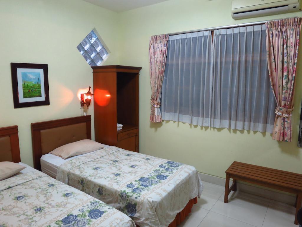 Enny'S Guest House Malang Exterior foto