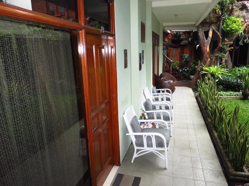 Enny'S Guest House Malang Exterior foto