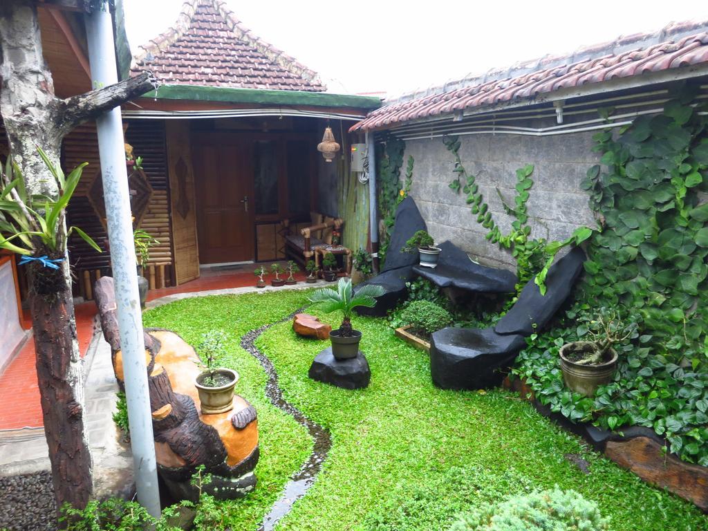 Enny'S Guest House Malang Exterior foto