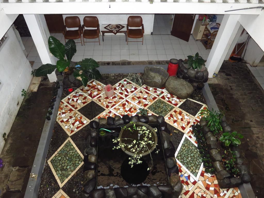Enny'S Guest House Malang Exterior foto