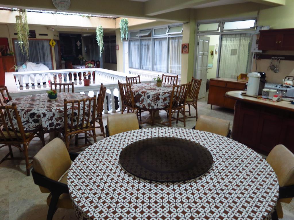Enny'S Guest House Malang Exterior foto